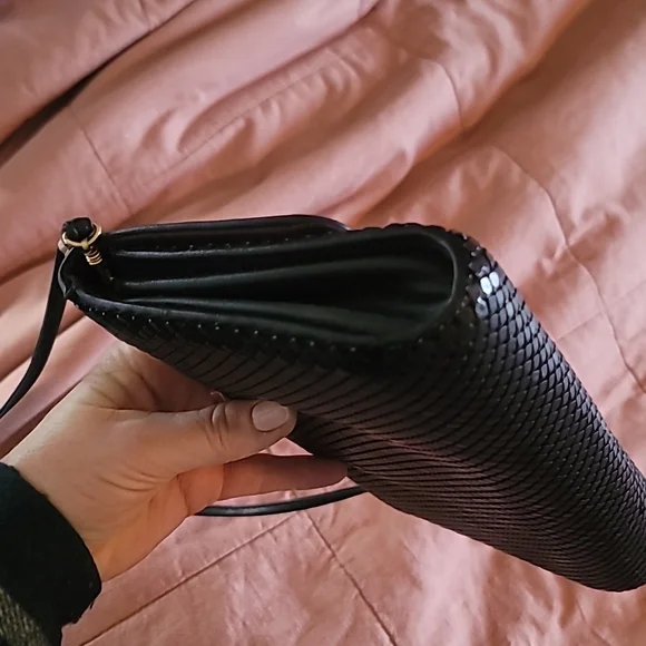 STUNNING WHITING AND DAVIS BLACK MATTE MESH CROSSBODY CLUTCH - Picture 5 of 16